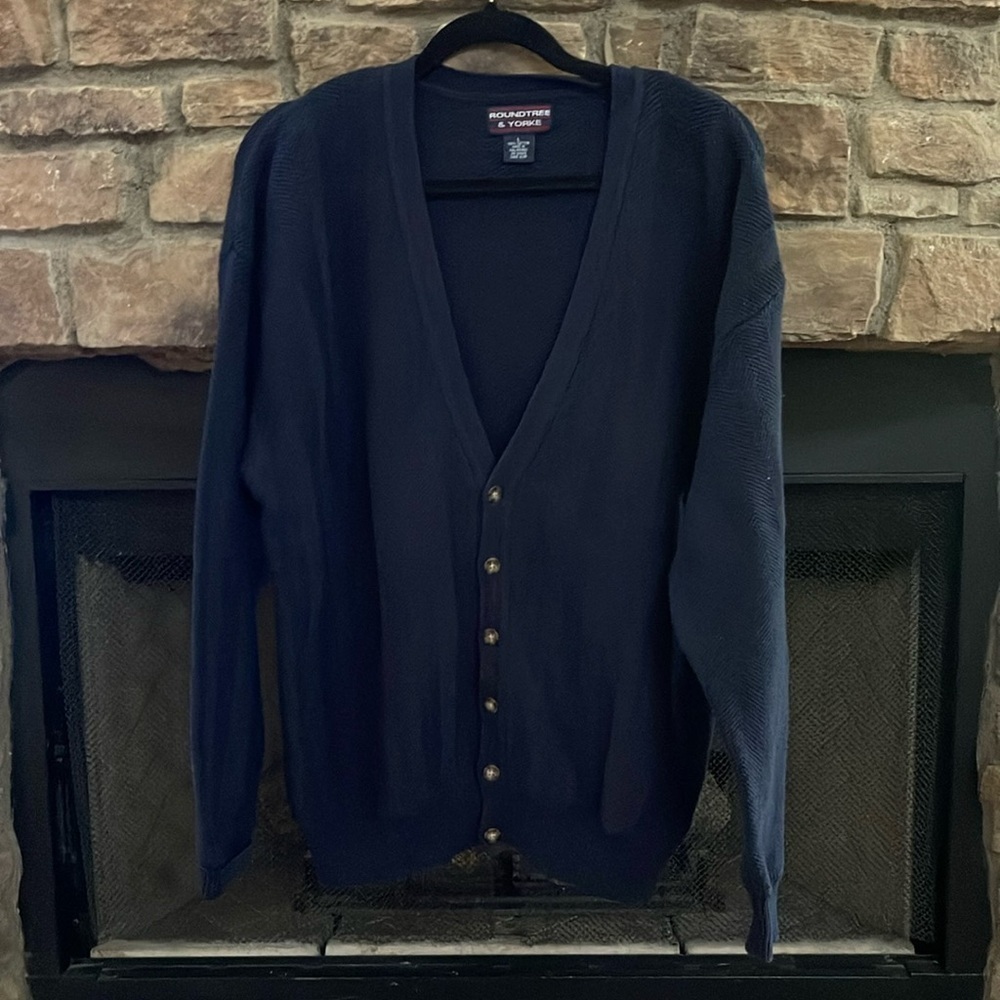 Roundtree & Yorke navy blue v-neck cardigan. Size Large